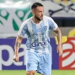 Giovanni está em 'lua de mel' com a torcida bicolor após o gol no Re-Pa. (Jorge Luís Totti/Paysandu)