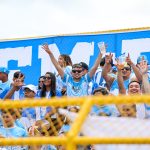 Torcedores apoiando os jogadores alvicelestes - Crédito: Jorge Luís Totti/Paysandu