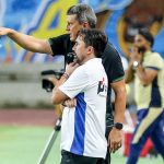 Técnico analisa time com comissão técnica - Crédito: Jorge Luís Totti