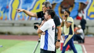 Técnico analisa time com comissão técnica - Crédito: Jorge Luís Totti