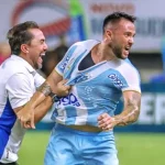 Giovanni comemorando o gol de empate contra o Remo