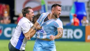 Giovanni comemorando o gol de empate contra o Remo