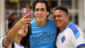 Nicolas recebendo o carinho dos torcedores do Paysandu em Boa Vista