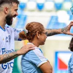 Matheus Vargas em momento descontraído antes da partida contra o Castanhal - Foto: Jorge Luís Totti