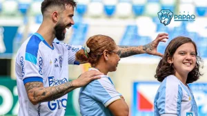 Matheus Vargas em momento descontraído antes da partida contra o Castanhal - Foto: Jorge Luís Totti