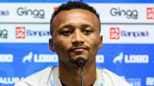 O lateral-esquerdo Reverson foi apresentado oficialmente como atleta bicolor. (Foto: Matheus Vieira/ Paysandu)