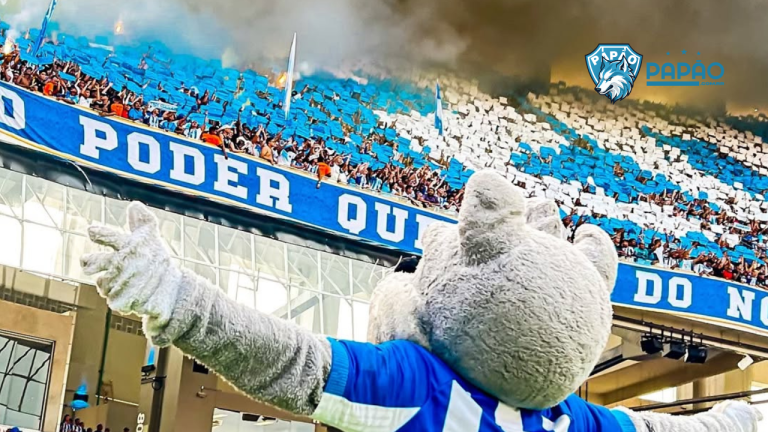 Lobo agitando a torcida do Paysandu (Foto: Fernando Torres)