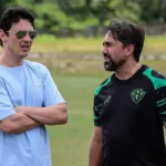 O presidente do Paysandu, Roger Aguilera (à esquerda) conversando com o técnico Luizinho Lopes (à direita) (Matheus Vieira/Paysandu)