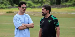 O presidente do Paysandu, Roger Aguilera (à esquerda) conversando com o técnico Luizinho Lopes (à direita) (Matheus Vieira/Paysandu)