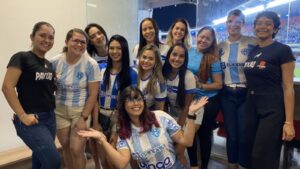 Mulheres do Paysandu sendo homenageadas (Foto: Giovanna Queiroz)