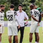 Executivo de futebol Felipe Albuquerque em conversa com os jogadores do Paysandu | Matheus Vieira, ascom Paysandu
