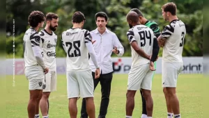 Executivo de futebol Felipe Albuquerque em conversa com os jogadores do Paysandu | Matheus Vieira, ascom Paysandu
