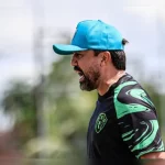 Luizinho Lopes precisa reorganizar o time enquanto aguarda a definição do adversário. | Matheus Vieira/Paysandu