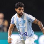 Jogador Bryan Borges do Paysandu concentrado durante partida da Série B 2025.