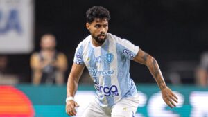 Jogador Bryan Borges do Paysandu concentrado durante partida da Série B 2025.