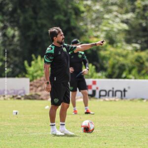 Luizinho no treino antes do jogo da semifinal Paysandu x Águia de Marabá