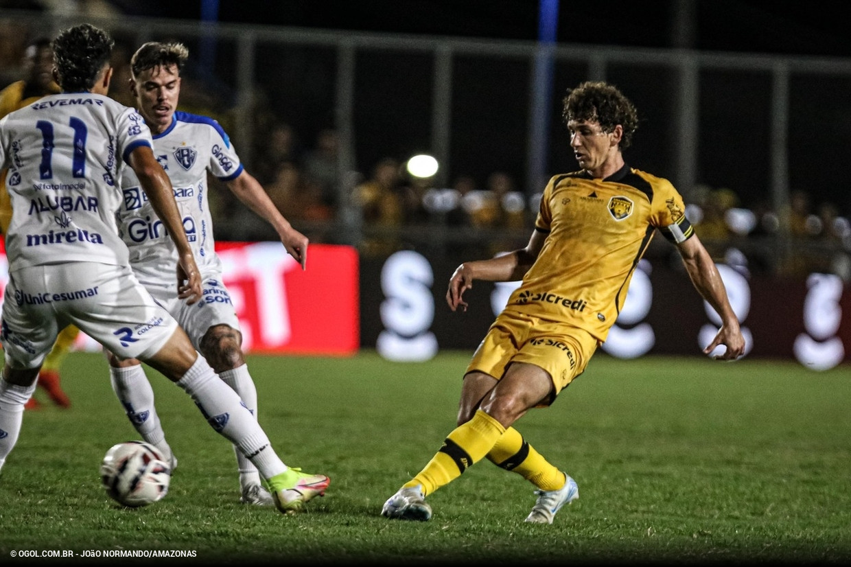 Paysandu sai na frente do Amazonas, mas cede empate com gol contra e dorme fora da zona